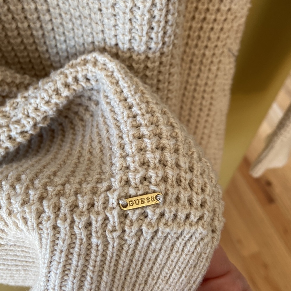 NWT GUESS CUTOUT TOP - Picture 7 of 10